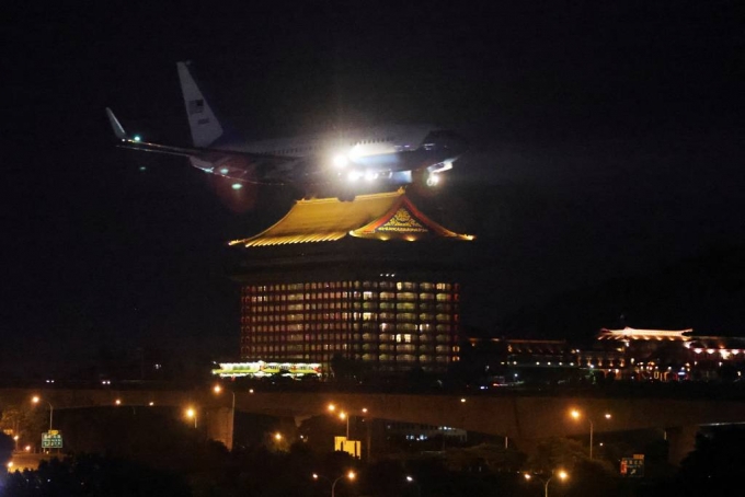 A plane carrying U.S. House of Representatives Speaker Nancy Pelosi and other members of the U.S. delegation arrives in Taipei, Taiwan August 2, 2022. REUTERS/Jameson Wu