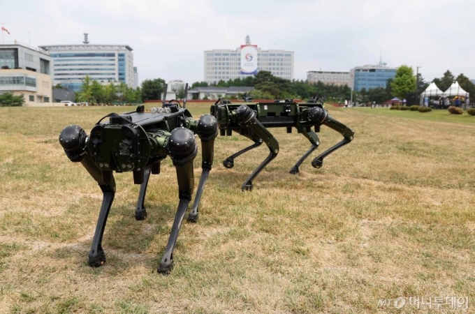 서울 용산공원 대통령 집무실 앞뜰에 경비 로봇이 움직이고 있다.기사내용과 무관./사진=김휘선 기자 /사진=김휘선 기자 hwijpg@