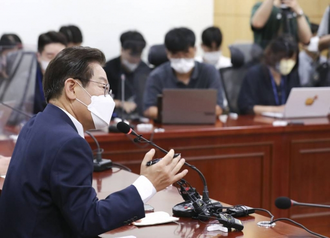 이재명 더불어민주당 당대표 후보가 3일 서울 여의도 국회 의원회관에서 열린 기자간담회에서 기자들의 질문에 답하고 있다. / 사진제공=뉴시스