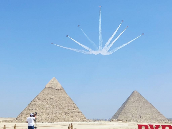 [서울=뉴시스] 국방부 공동취재단 = 대한민국 공군 특수비행팀 블랙이글스가 3일(현지시간) '피라미드 에어쇼 2022'에 참가해 이집트 카이로 인근 피라미드 상공에서 웨지 브레이크 기동을 선보이고 있다. 2022.08.04.