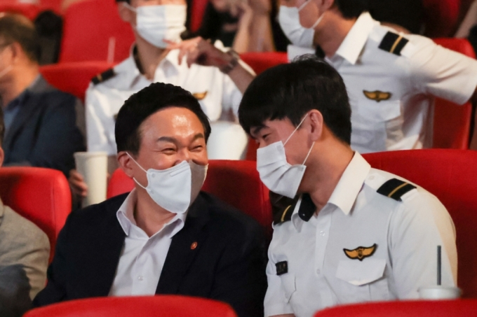 원희룡 국토교통부 장관은 3일 고양 행신 CGV에서 한국항공대 학생들과 만나 간담회를 열고, 영화 '비상선언'을 함께 관람했다. /사진제공=국토교통부