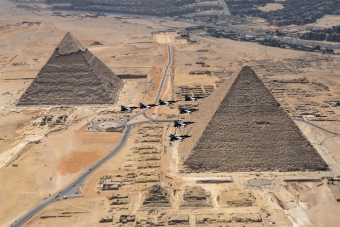 공군 특수비행팀 블랙이글스의 T-50 공중곡예기가 이집트 피라미드 상공을 날고 있다/사진제공=KAI
