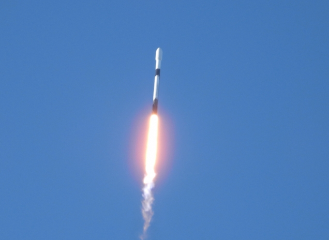 한국의 첫 달 궤도선 다누리를 탑재한 미국 스페이스X의 팰컨9 우주발사체가 날아오르는 모습. / 사진제공=한국항공우주연구원