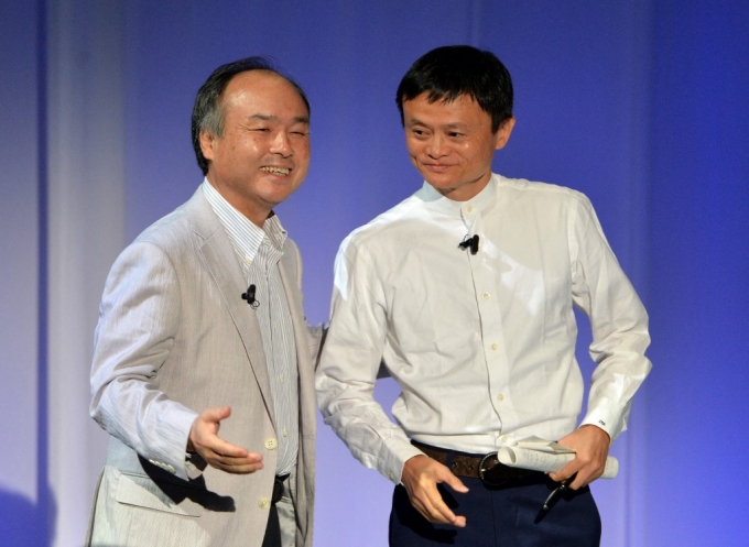 2014년 도쿄의 한 포럼에서 손정의 회장과 마윈 알리바바 창업자의 모습 /사진=AFPBBNews=뉴스1