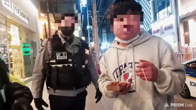 충북 청주시 일대 상가 거리를 돌아다니며 유튜브 방송을 하던 유튜버 A씨(25·오른쪽)씨가 신고를 받고 출동한 경찰관들과 언쟁을 벌이고 있는 모습. /유튜브 캡처