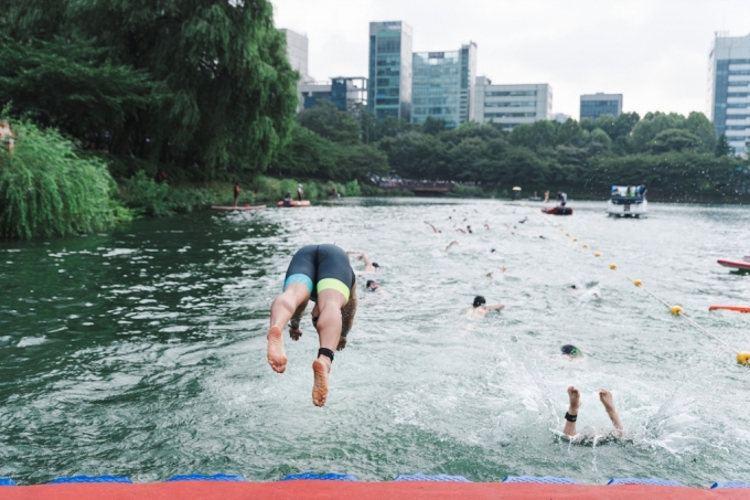  '2022 LOTTE Oe Race' 참가자들이 맑아진 석촌호수에서 수영하고 있다. /사진=롯데물산
