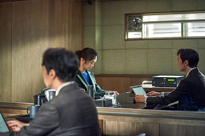 영화 '헤어질 결심'에서 중국인 피의자 서래는 한국어가 서툴지만 통역인 없이 경찰조사를 받는다. 사진은 헤어질 결심 스틸컷. /사진=CJENM 제공