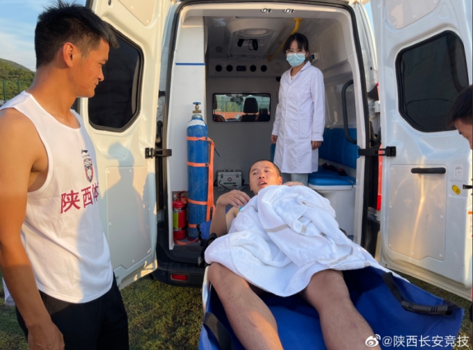 폭염에 쓰러져 구급차로 이송되고 있는 중국 선수. /사진=산시 장안 FC