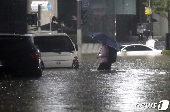 지난 8일 서울 서초구 진흥아파트 인근 도로가 침수돼 차량이 물에 잠겨 있다. /사진=뉴스1