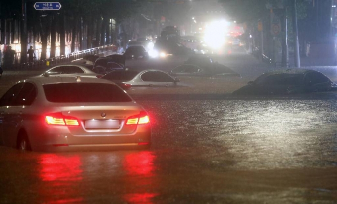 서울과 경기북부 등 수도권에 폭우가 내린 8일 오후 서울 강남구 일대 도로가 침수돼 차량이 잠겨 있다./사진=뉴시스