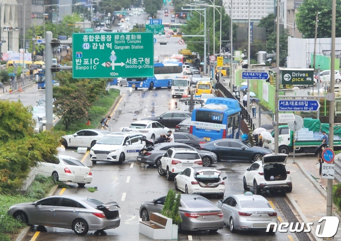 9일 오전 서울 서초구 서초동 진흥아파트 일대에 전날 쏟아진 폭우에 고립됐던 차량들이 뒤엉켜 있다./사진= 뉴스1
