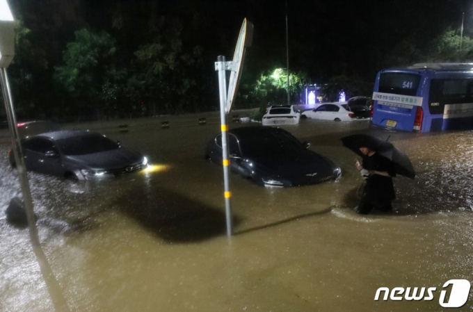 지난 8일 서울 서초구 진흥아파트 인근 도로가 침수돼 차량이 물에 잠겨 있다./사진= 뉴스1