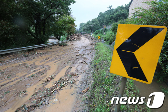 9일 오후 경기 광주시 남한산성면 남한산성로 일대에 산사태가 발생해 토사가 흘러들어 도로가 통제되고 있다./사진=뉴스1