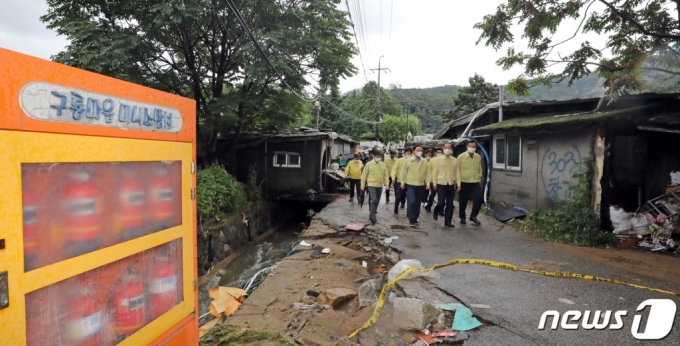  한덕수 국무총리가 9일 서울 강남구 구룡마을에 방문해 폭우로 인한 피해 현황을 점검하고 있다./사진=뉴스1