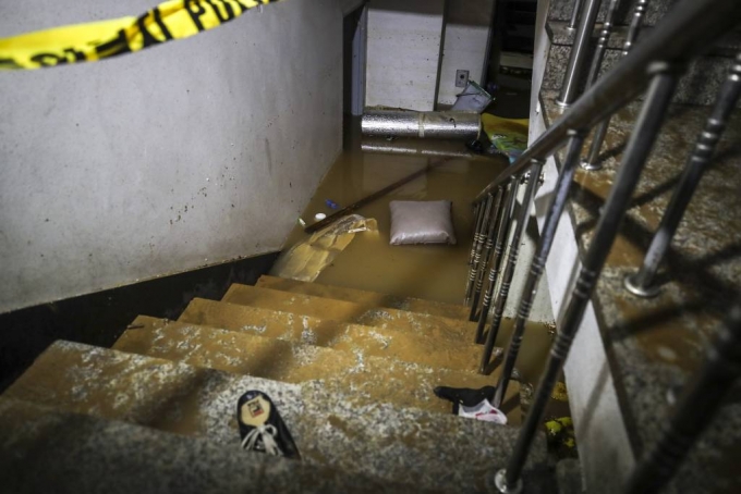 지난 8일 내린 많은 비로 서울 관악구에 위치한 한 빌라 반지하가 침수돼 일가족 3명이 갇혀 사망했다. 사진은 9일 오후 서울 관악구에 위치한 사고가 발생한 빌라에 물이 차있는 모습./사진=뉴시스