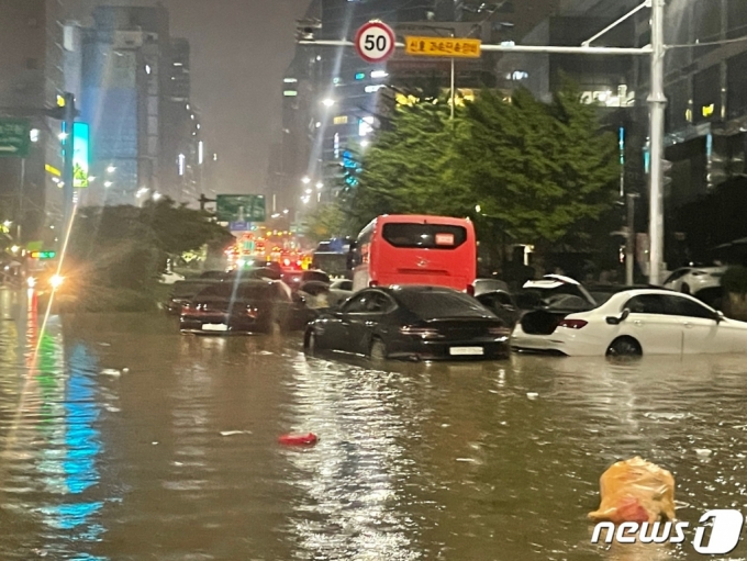 지난 8일 서울 서초구 진흥아파트 인근 도로가 침수돼 차량이 물에 잠겨 있다. /사진=뉴스1