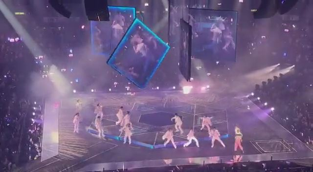 지난 28일(현지시간) 홍콩 보이그룹 '미러'의 콘서트 중 대형 스크린이 무대 위로 떨어지는 사고가 발생했다. /사진=트위터 캡처 