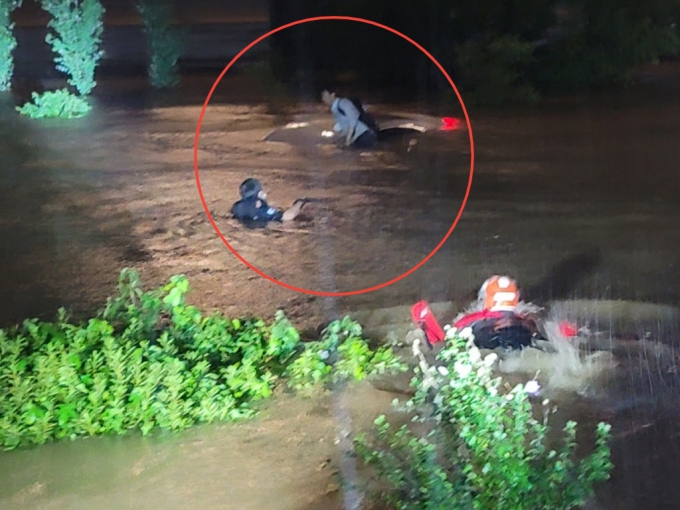 잠수장비를 착용한 소방관들이 지난 9일 밤 11시20분쯤 마포 절두산순교성지 인근에서 불어난 한강물에 고립된 40대 운전자를 구조하고 있다./사진제공=마포소방서