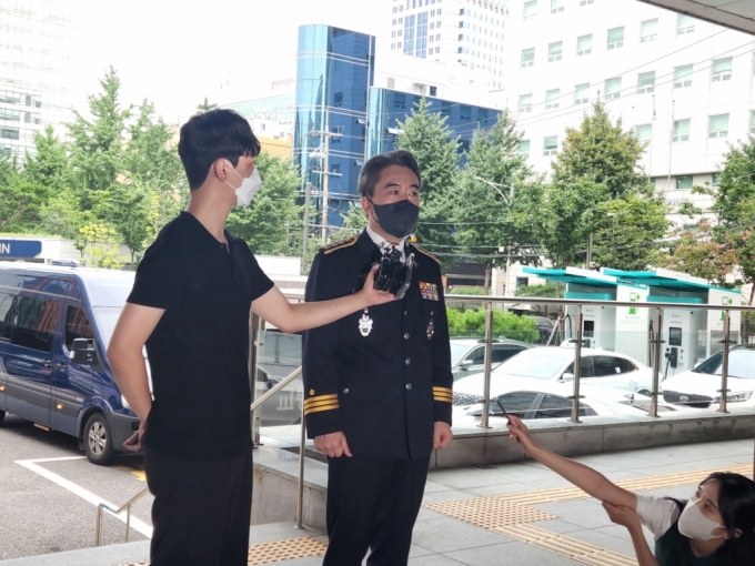 10일 오후 서울 강남경찰서를 방문한 윤희근 신임 경찰청장(가운데). /사진=박수현 기자