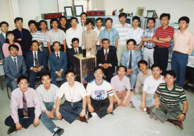 우리나라 최초의 인공위성 '우리별 1호' 개발팀이 1992년 KAIST(한국과학기술원)에서 찍은 사진. / 사진제공=KAIST(한국과학기술원)