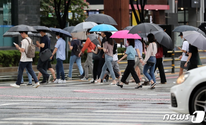 11일 오전 서울 강남구 삼성역 일대에서 시민들이 우산을 쓰고 출근길 발걸음을 옮기고 있다. /사진=뉴스1