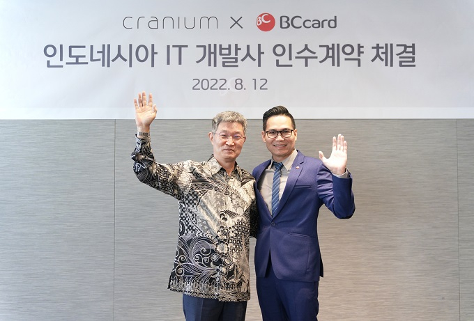BC카드가 12일 오전 서울 을지로 본사에서 인도네시아 IT개발사 ‘크래니움’ 인수 계약을 체결했다고 밝혔다. 계약식 직후 최원석 BC카드 사장(왼쪽), 윌리엄 킹 크래니움 사장(오른쪽)이 기념 촬영을 하고 있다./사진제공=BC카드