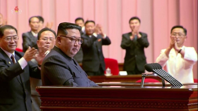 김정은 북한 국무위원장이 지난 10일 평양에서 열린 전국비상방역총화회의를 주재하며 코로나19 사태 종식을 선언했다고 조선중앙TV가 보도했다. / 사진제공=뉴시스