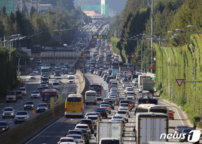 지난달 30일 오전 서울 서초구 잠원IC에서 바라본 경부고속도로 하행선(오른쪽)이 휴가를 떠나는 차량들로 정체되고 있다. 사진은 기사와 직접적인 관계가 없음. /사진=뉴스1