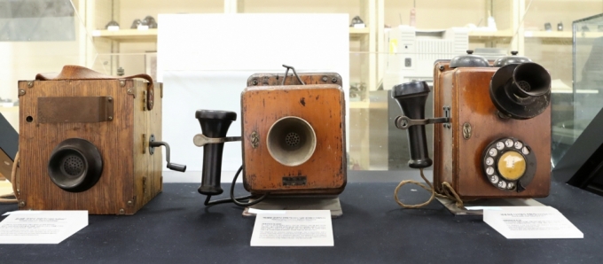 좌측부터 휴대용 자석식 전화기(1900년대), 등록문화재 제 430호 벽괘형 공전식 전화기(1955), 등록문화재 제 431호 국내최초 다이얼식 전화기(1935). /사진=KT