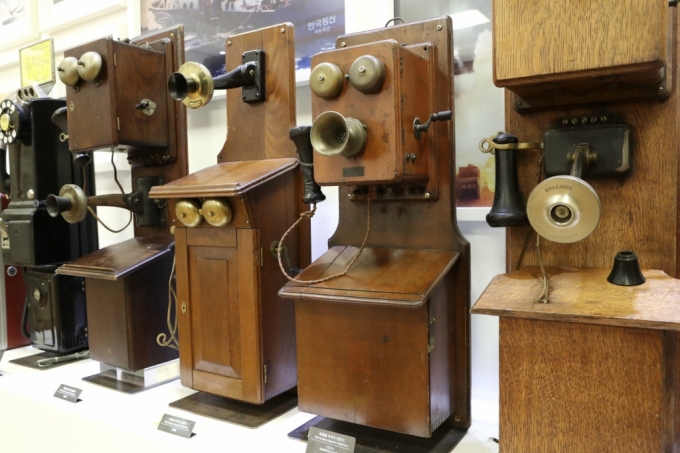 벽괘형 자석식 전화기 5종 (1800년대 말~1900년대). /사진=KT