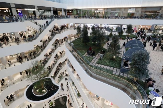 서울 여의도 '더현대 서울'이 쇼핑을 즐기는 시민들로 붐비고 있다.2021.3.1/뉴스1   
