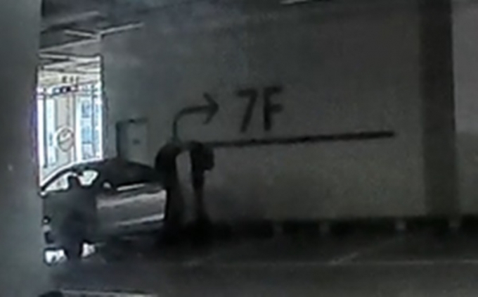 벤츠 차주가 차량 바닥 매트를 주차장에 털고 있다. /사진=온라인 커뮤니티