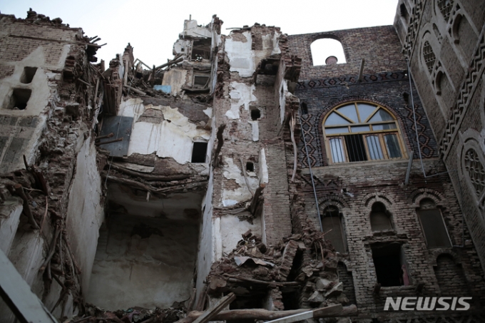 10일(현지시간) 예멘 수도 사나의 구시가지에 있는 유네스코 세계문화유산 건물이 폭우로 일부 무너져 있다. /AP=뉴시스