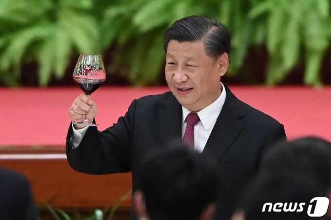 (베이징 AFP=뉴스1) 우동명 기자 = 시진핑 중국 국가주석이 30일 (현지시간) 건국 72주년 국경절을 하루 앞두고 베이징의 인민대회당에서 열린 연회에서 리커창 총리의 연설이 끝난 뒤 건배를 하고 있다.  (C) AFP=뉴스1  