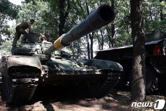 (도네츠크 AFP=뉴스1) 우동명 기자 = 19일(현지시간) 러시아 군과 대치하고 있는 우크라이나 도네츠크 전선에서 병사가 탱크를 타고 있다.   ⓒ AFP=뉴스1  Copyright (C) 뉴스1. All rights reserved. 무단 전재 및 재배포 금지.