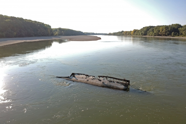 헝가리 다뉴브강 수위가 낮아지면서 제2차 세계대전 중 침몰한 선박의 잔해가 드러나고 있다. AP 뉴시스 