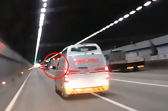  구급차 운전자가 한 차량 운전자를 향해 손가락 욕을 하는 영상이 공개됐다./사진=유튜브 '한문철TV'