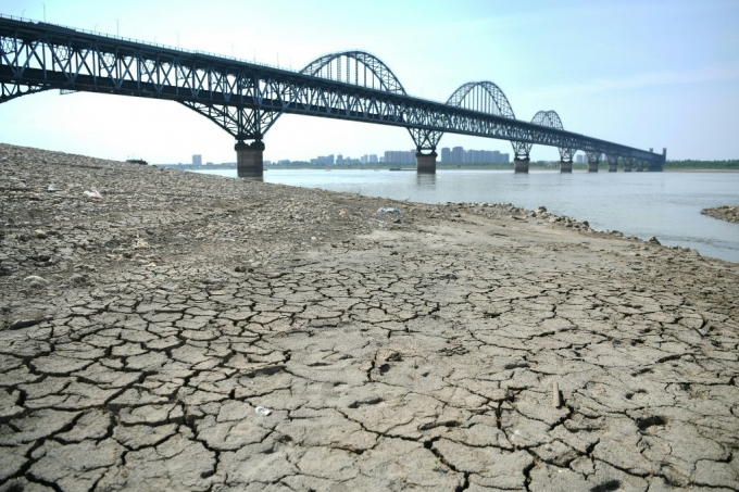 지난 19일(현지시간) 중국 장시성 주장시(市)를 통과하는 양쯔강에 바싹 마른 강 바닥이 모습을 드러냈다./AFPBBNews=뉴스1