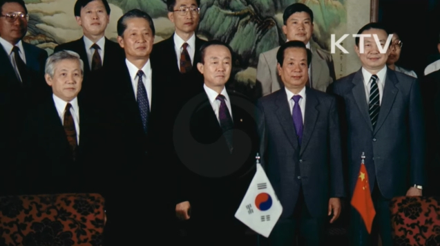 지난 1992년 8월 24일 중국 베이징 댜오위타이에서 이상옥 당시 외교부 장관(왼쪽)과 첸치천 중국 외교부장이 한중 수교 합의문에 서명한 기념사진을 촬영하고 있다. /사진=유튜브 KTV 대한늬우스