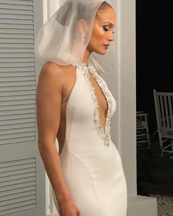 팝 가수 제니퍼 로페즈가 지난 20일(현지시간) 할리우드 배우 벤 에플렉과 결혼식에서 입은 세 번째 웨딩드레스./사진=제니퍼 로페즈 홈페이지 &#039;온 더 제이로&#039;(On the JLo)