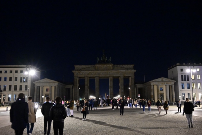 독일 수도 베를린의 브란덴부르크 문에 조명이 꺼진 모습/AFPBBNews=뉴스1 