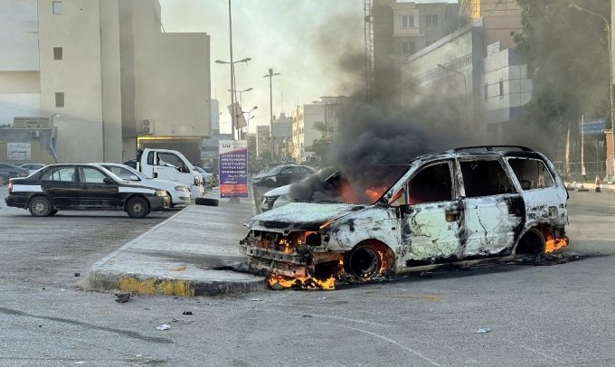 27일(현지시간) 리비아의 수도 트리폴리에서 라이벌 무장세력간 충돌로 최소 23명이 사망하고 140명이 부상을 입었다. 트리폴리의 한 거리에서 한 차량이 파손된 채 불에 탄 모습./AFPBBNews=뉴스1