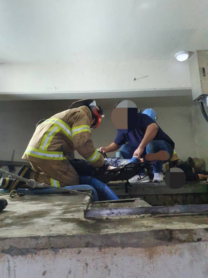 지난달 20일 오전 9시45분쯤 대구시 달성군 다사읍 죽곡리 한 정수사업소 저류조 지하 2층에서 정화조 청소 작업을 하던 작업자 4명 중 3명이 크게 다치는 사고가 발생했다./사진제공=대구소방본부