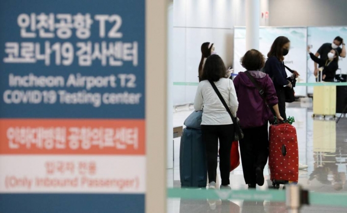 지난 30일 오전 인천국제공항 제2여객터미널 코로나19 검사센터에서 해외 입국자들이 검사를 받기 위해 대기하고 있다. /사진=뉴시스