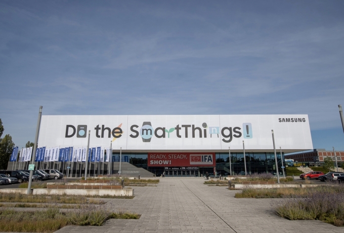 삼성전자가 오는 2~6일(현지시간) 독일 베를린 '메세 베를린(Messe Berlin)'에서 열리는 유럽 최대 가전전시회 'IFA 2022'에 앞서 전시회장 입구에 깃발 광고를 설치했다. /사진제공=삼성전자