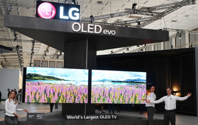 ‘IFA 2022’에서 모델들이 세계 최대 올레드 TV인 LG전자의 97형 올레드 에보 갤러리 에디션(OLED evo Gallery Edition, 모델명: 97G2)을 소개하고 있다. / 사진 = LG전자 제공