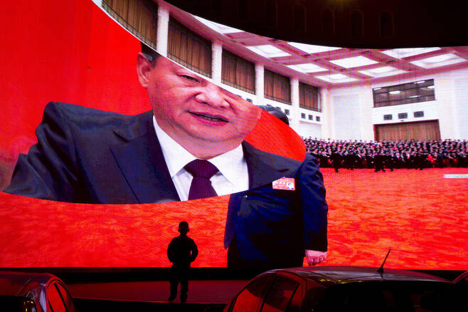 2018년 12월 중국 신장 자치구 카슈가르의 차량 전시장의 화면에 시진핑 국가주석의 얼굴이 나오고 있다. /ⓑAP=뉴시스