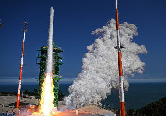 (고흥=뉴스1) 사진공동취재단 = 순수 국내기술로 제작된 한국형 최초 우주발사체 '누리호'(KSLV-Ⅱ)'가 21일 전남 고흥군 나로우주센터에서 발사되고 있다.  누리호는 두번째 도전 끝에 발사에 성공했으며 이로써 우리나라는 세계 7번째로 1500kg급 실용 위성을 지구 저궤도(600~800㎞)에 수송할 수 있는 능력을 확보한 국가가 됐다. 2022.6.21/뉴스1  