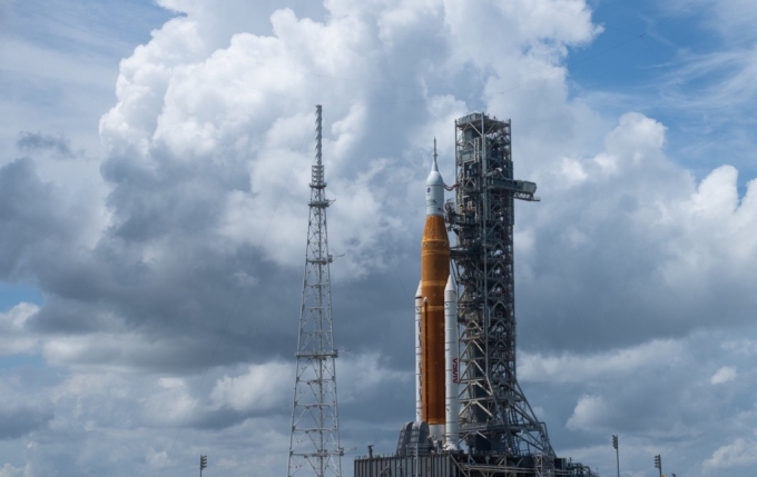 미국항공우주국(NASA)이 개발한 로켓 '우주발사시스템'(SLS)가 미국 플로리다주 케이프커내버럴 케네디우주센터 39B 발사대에 기립한 모습. / 사진=미국항공우주국(NASA)