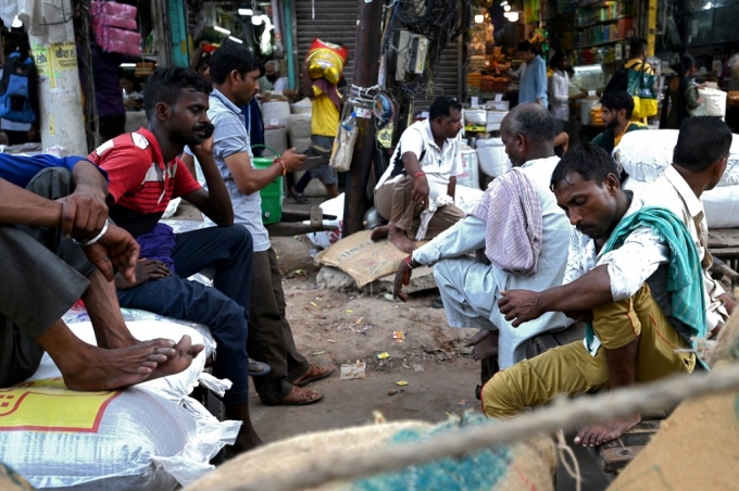 인도 뉴델리의 한 시장에서 노동자들이 휴식을 취하고 있다. /ⓒAFP=뉴스1 